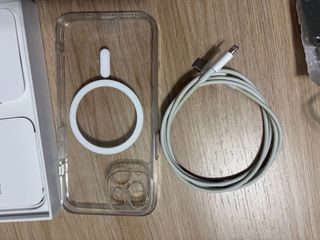 Caja iPhone 13 con cable y carcasa