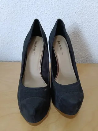 Zapatos tacón mujer antelina negros T38. Bershka