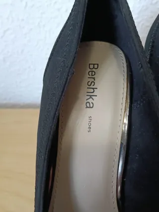 Zapatos tacón mujer antelina negros T38. Bershka