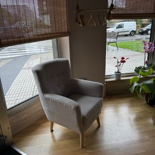 Butaca elegante beige/gris tela y madera