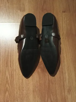 Manoletinas pelo marrón con detalle