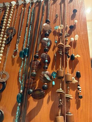 Collares y pulsera con colgantes