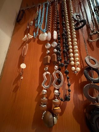 Collares y pulsera con colgantes