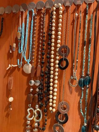 Collares y pulsera con colgantes