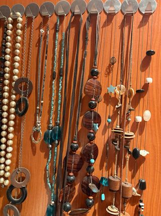 Collares y pulsera con colgantes