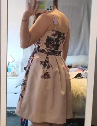 Vestido corto floral beige y morado