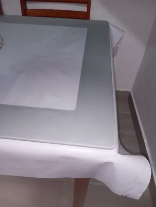 Mesa comedor cristal y 4 sillas madera