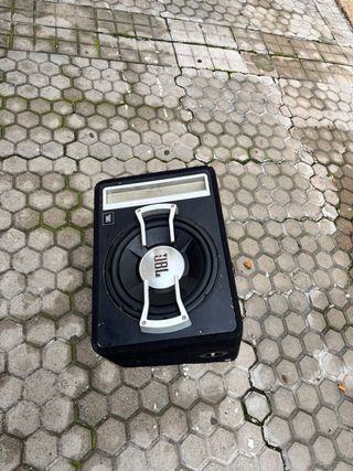 Subwoofer JBL Negro y Plateado