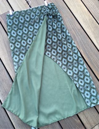 Falda midi Zara verde estampada
