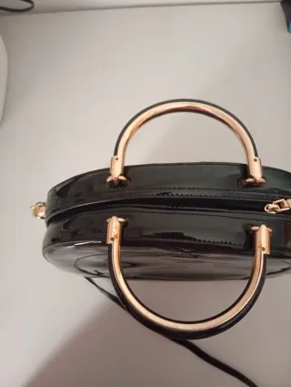 Bolso charol redondo asa dorada