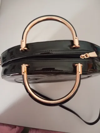 Bolso charol redondo asa dorada