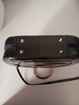 Bolso charol redondo asa dorada