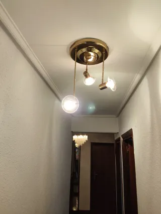 Lámpara de pasillo dorada con 3 focos