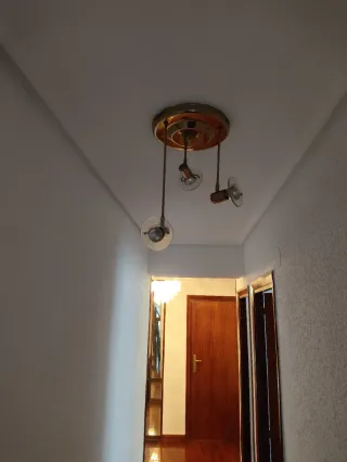 Lámpara de pasillo dorada con 3 focos
