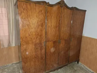 Armario antiguo de madera