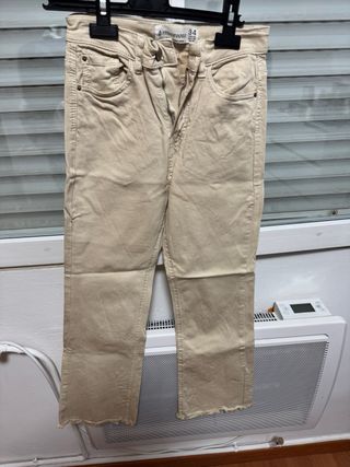Pantalón campana Stradivarius beige talla 34