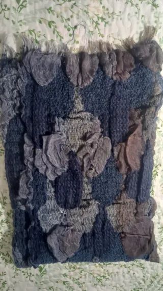 Pañuelo azul y marrón con flecos