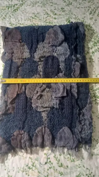 Pañuelo azul y marrón con flecos