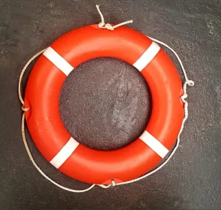 Aro salvavidas naranja con cuerdas