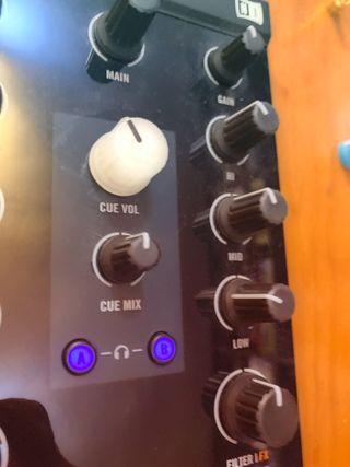 Native Instruments Traktor Z1 (Regalo Estuche)