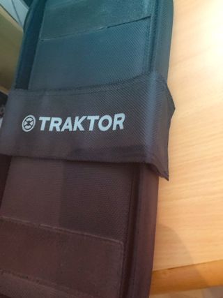 Native Instruments Traktor Z1 (Regalo Estuche)
