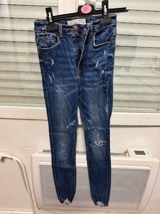 Pantalones Stradivarius rotos talla XS