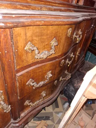 Mueble antiguo de madera y cristal