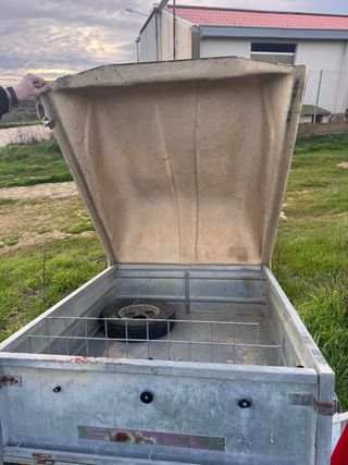 Remolque pequeño con tapa