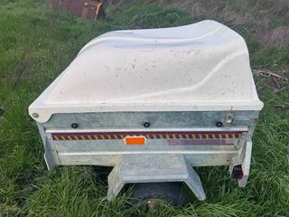 Remolque pequeño con tapa