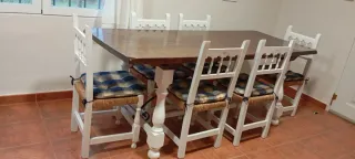 Mesa rústica de madera con 6 sillas blancas