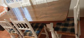 Mesa rústica de madera con 6 sillas blancas
