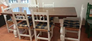 Mesa rústica de madera con 6 sillas blancas
