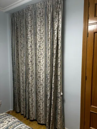 Colcha, cabecero y cortinas a juego