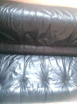 Divano in pelle nera