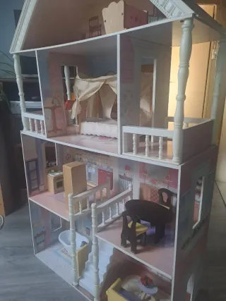 Casa de muñecas de madera