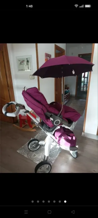 Carrito de bebé y capazo color morado marca stokke