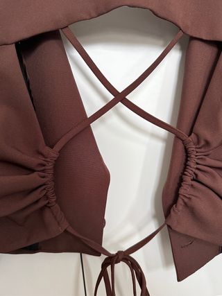 Chaqueta corta Bershka marrón cruzada