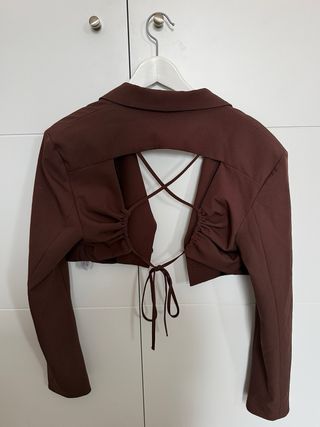 Chaqueta corta Bershka marrón cruzada