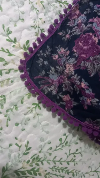 Pañuelo floral azul y morado con pompones