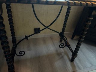 Mesa de madera y forja