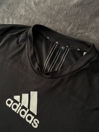 Remera deportiva Adidas negra