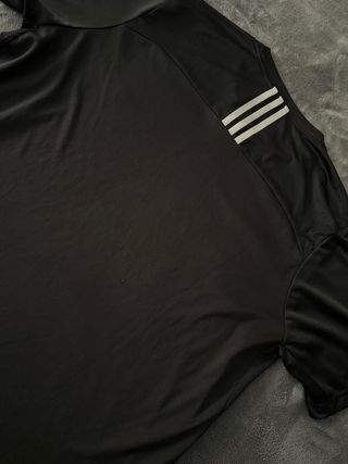 Remera deportiva Adidas negra