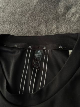 Remera deportiva Adidas negra