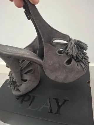 Sandalias de tacón grises con flecos