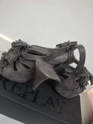 Sandalias de tacón grises con flecos