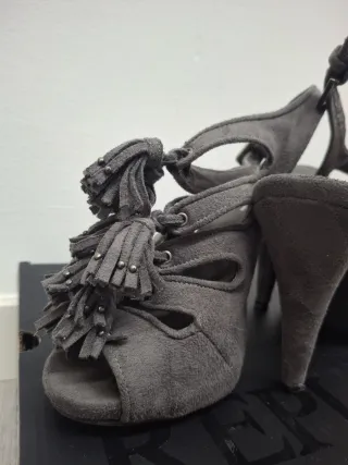 Sandalias de tacón grises con flecos