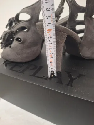 Sandalias de tacón grises con flecos