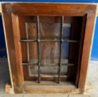 Ventana madera con reja de hierro