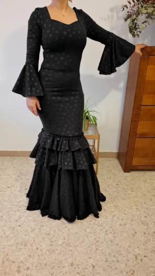 Traje de Flamenca Negro con Lunares