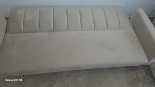 Sofá y mesa de centro beige y negro